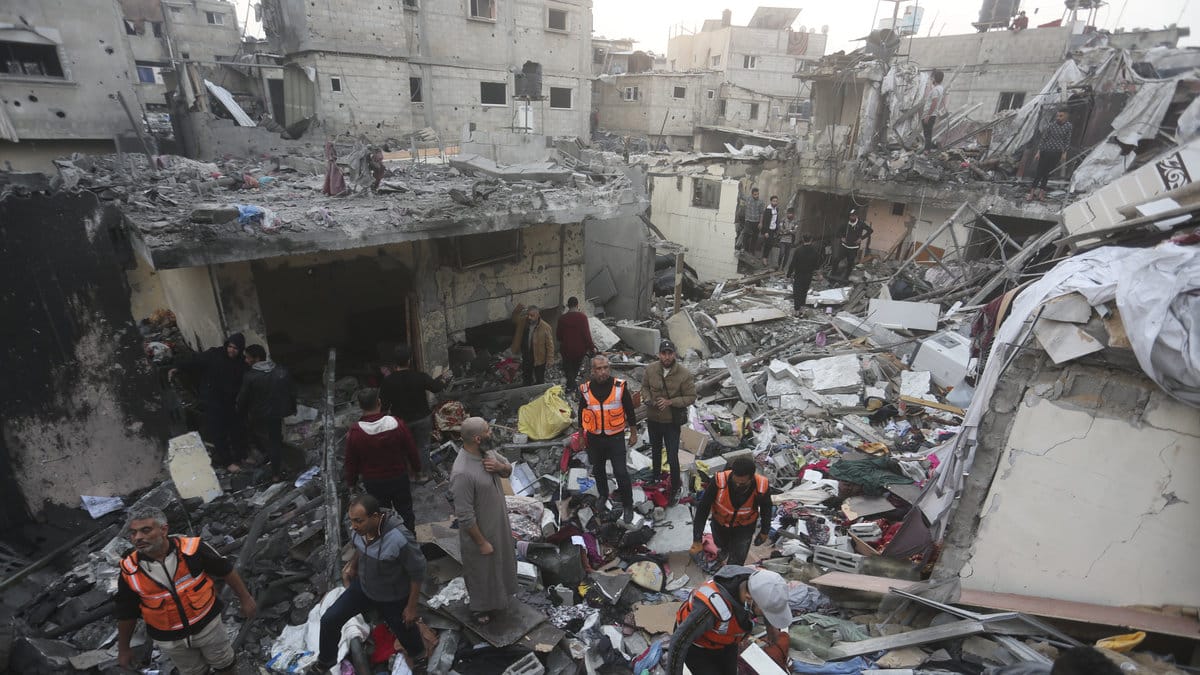 Palestinier letar efter överlevande.
