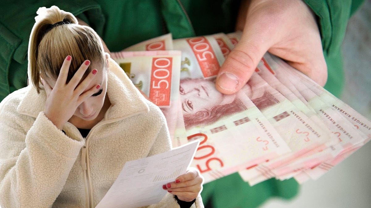 En kvinna med handen över pannan och i bakgrunden syns flera femhundralappar.