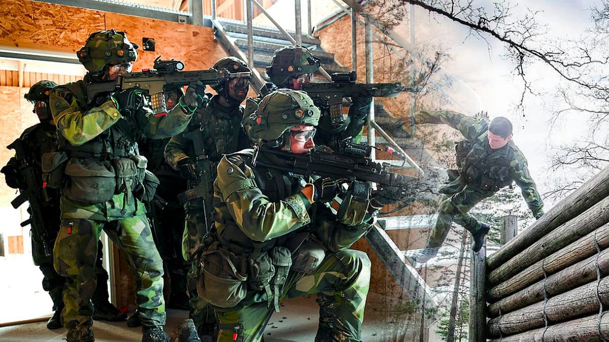 Beväpnade soldater går in i ett rum. Till höger en soldat som hoppar över en trävall. 