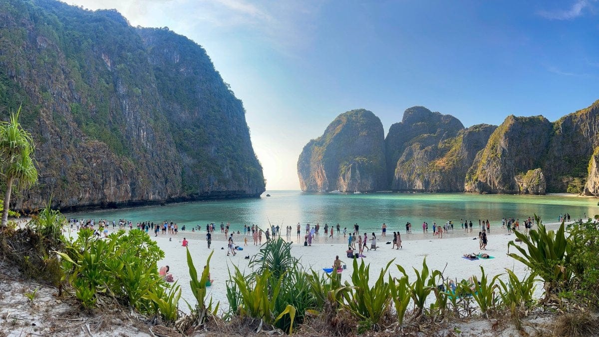 Turister flockas på den berömda stranden vid Maya Bay på ön Koh Phi Phi Leh i Thaliand.