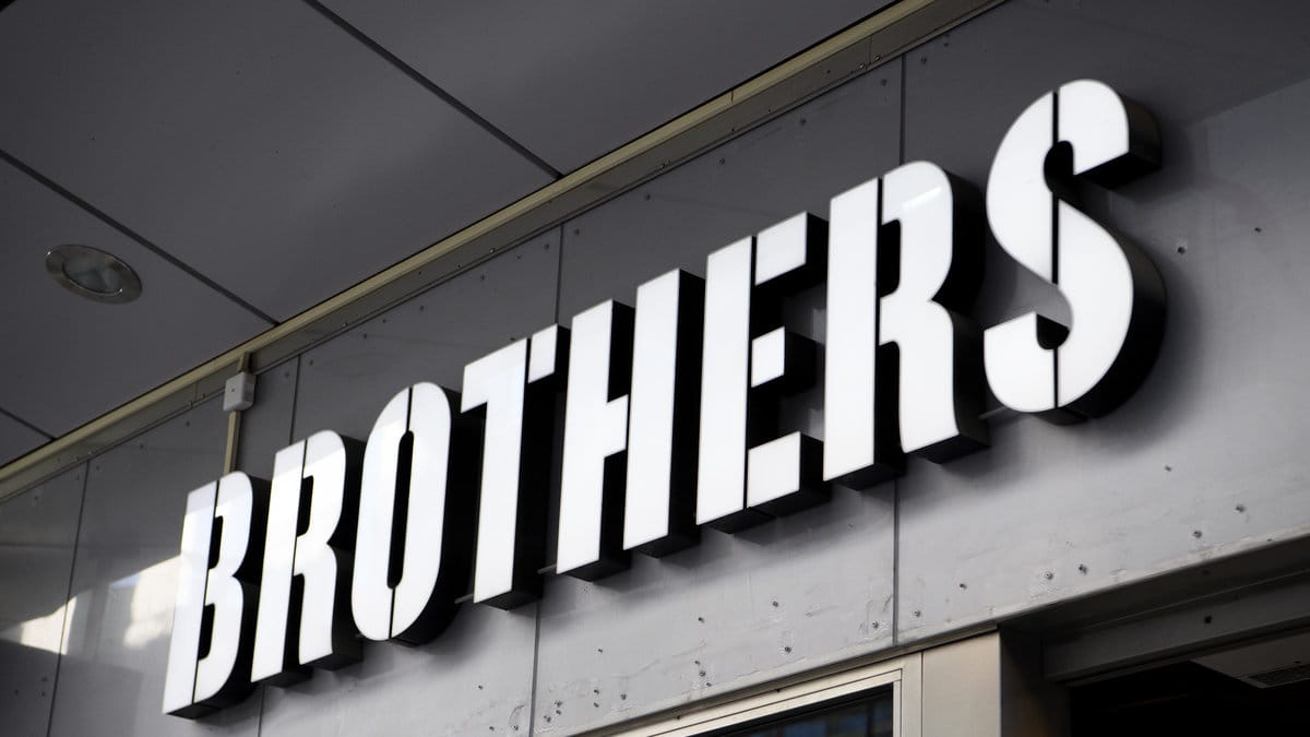 Klädjätten Brothers har ansökt om rekonstruktion.