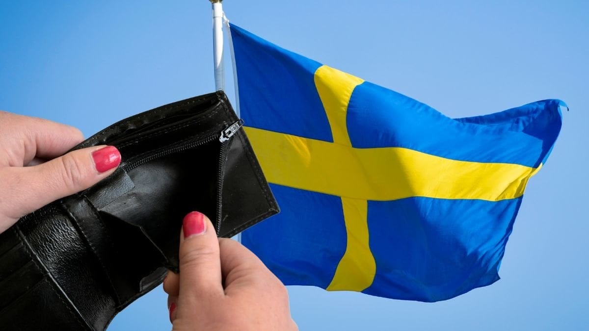 En tom plånbok och svenska flaggan.