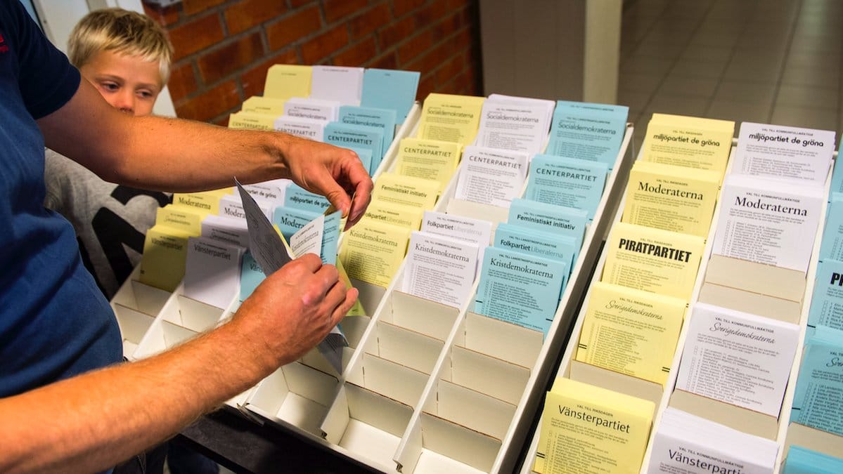 Man bläddrar bland valsedlar