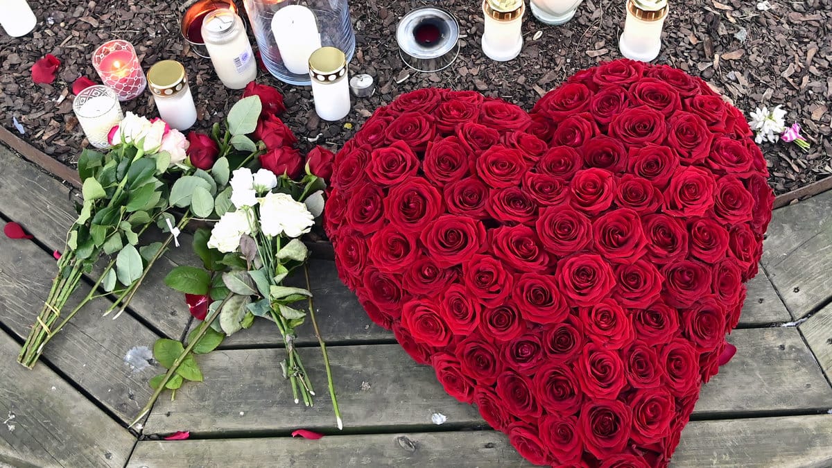 Blommor och ljus, rosor i form av ett hjärta, vid Gretas Blomsterhandel.