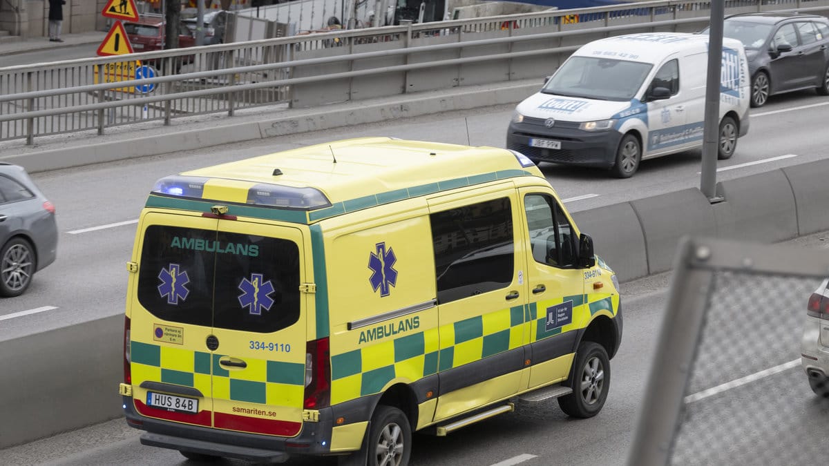 Färdas med ambulans. 