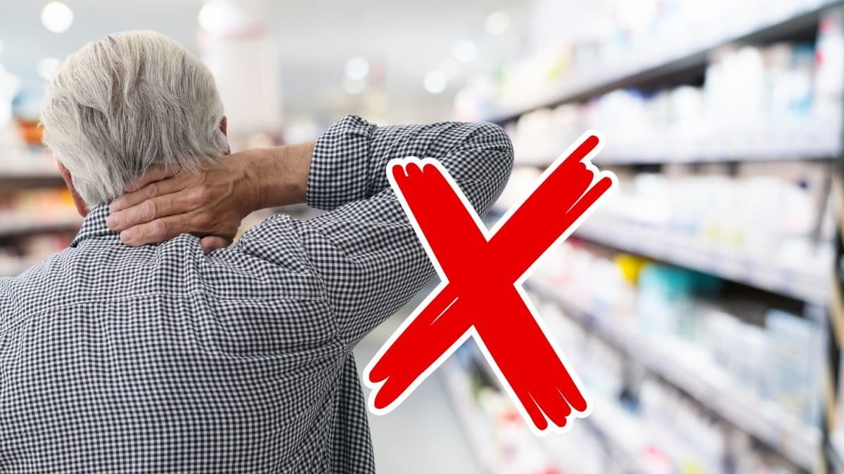 Äldre man bakifrån och ett apotek