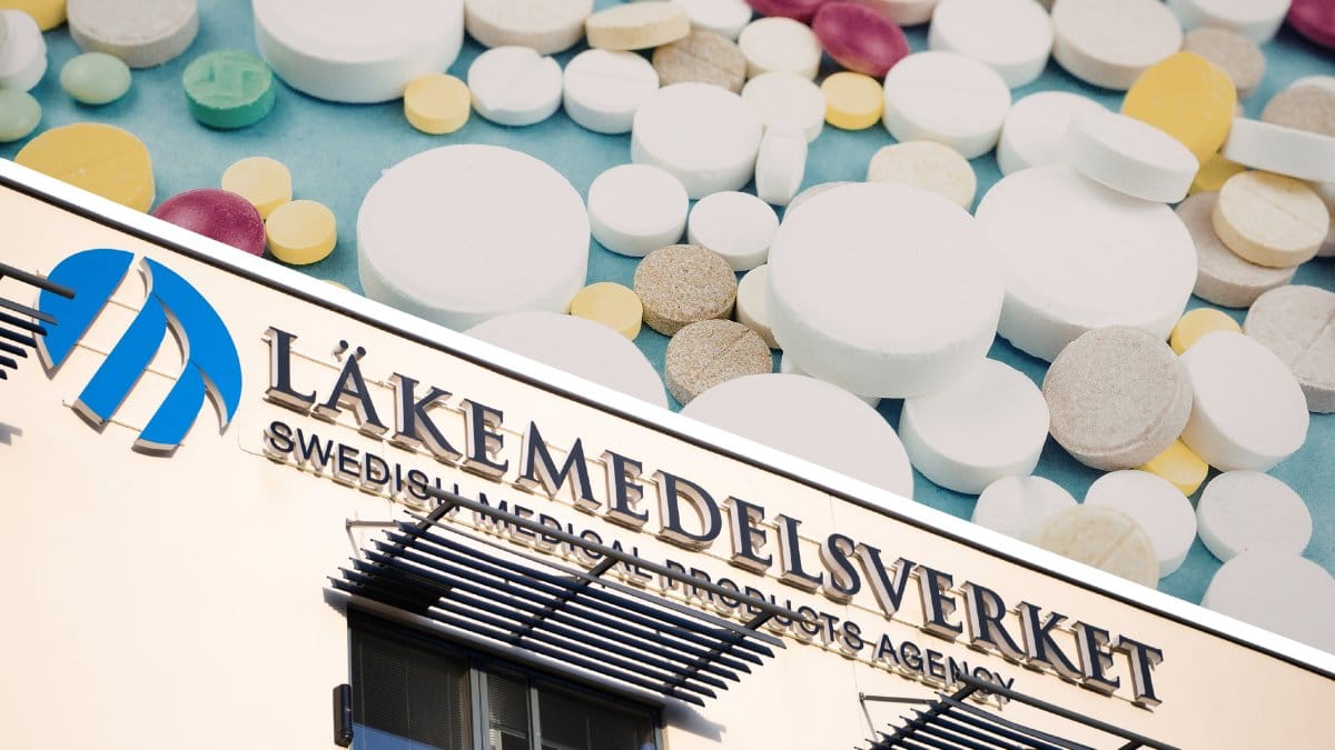 Medicin i bakgrunden. Utklippt byggnad med Läkemedlesverket-skylt nedtill.