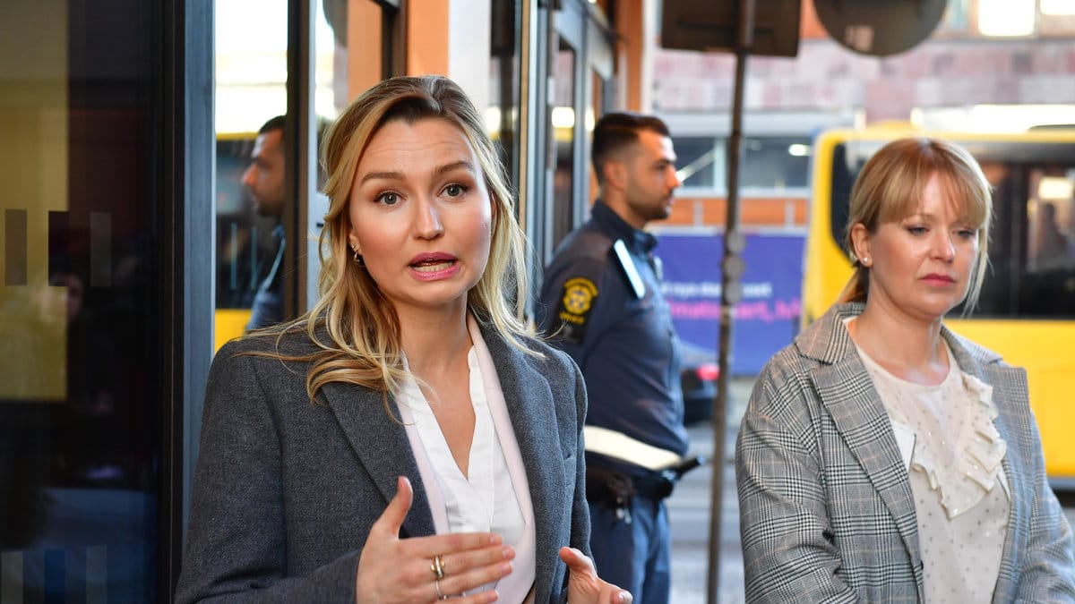 Ebba Busch utanför Uppsala tingsrätt i höstas.