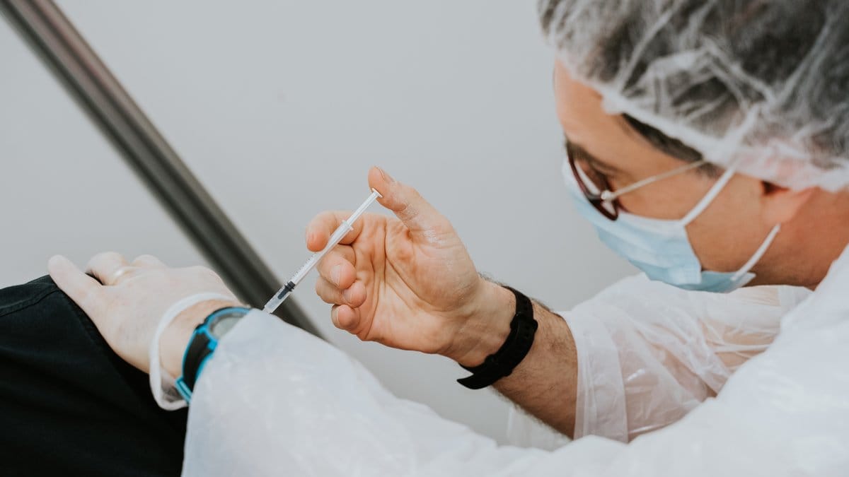 En region börjar nu vaccinera alla över 18 år.