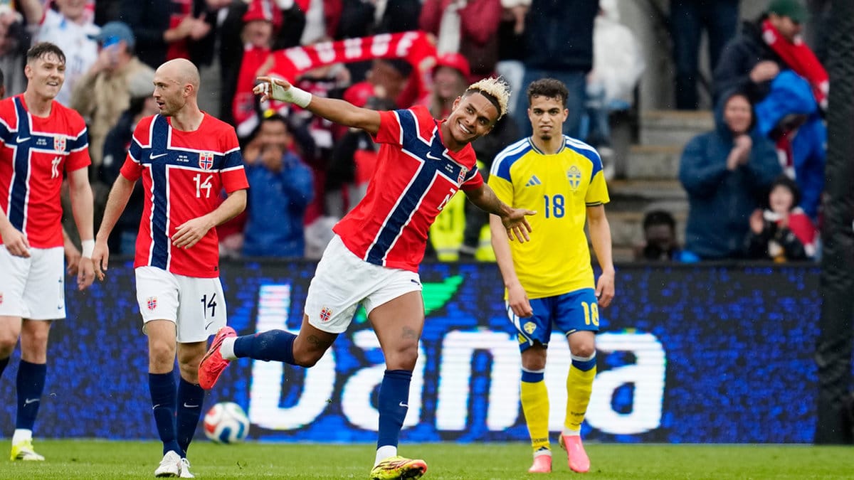 Norges Antonio Nusa (20) jublar efter sitt 2–0-mål mot Sverige.