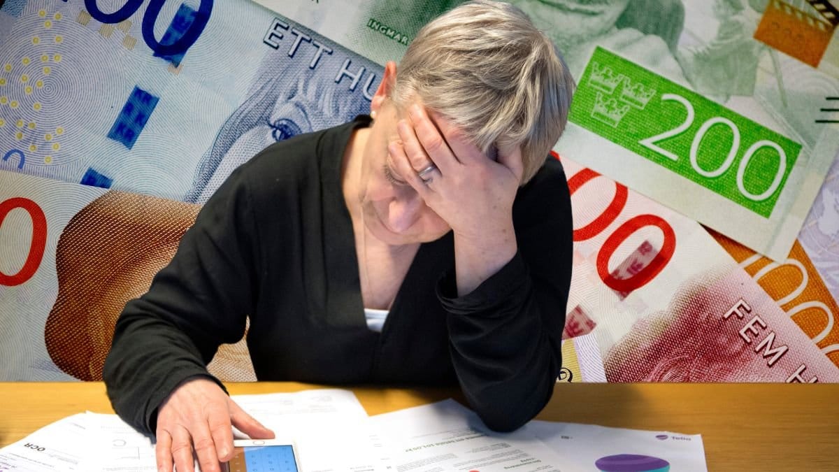 I bakgrunden syns pengar och sedan i förgrunden sitter en kvinna vid ett bord med ansiktet begravt i handen.