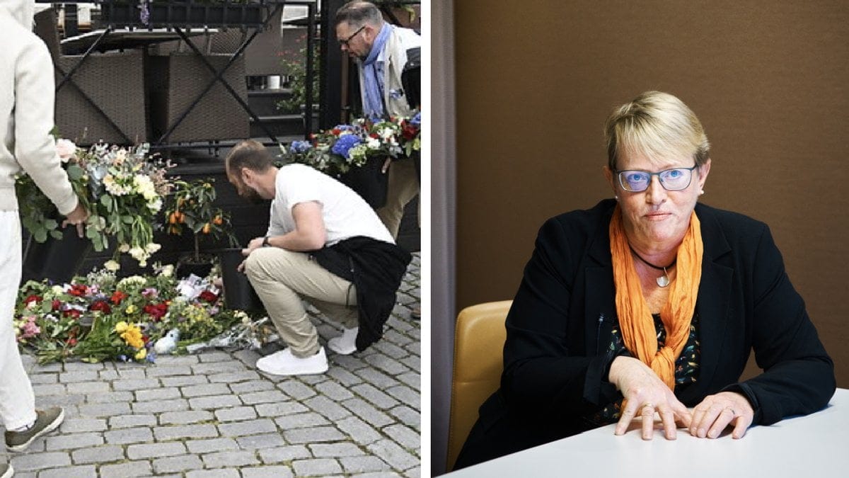 Människor lägger ned blommor vid Donners plats i Visby, där attacken på Ing-Marie Wieselgren skedde.