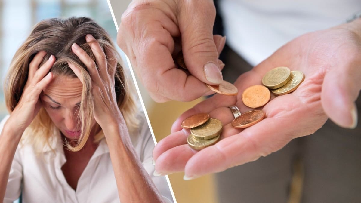 Kvinna med huvudet i händerna och mynt i en hand.