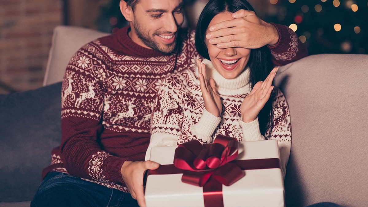 Hitta den perfekta presenten till flickvännen. Vi hjälper dig hitta prylarna din tjej kommer älska. En lyxig klocka eller en fin parfym.