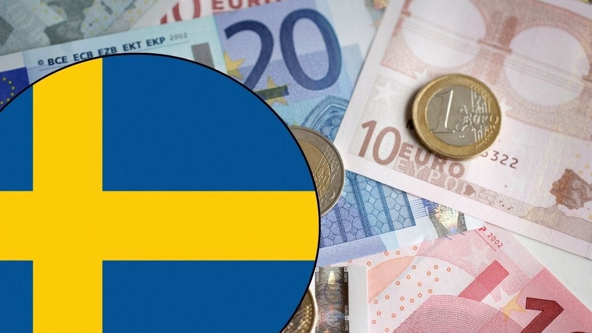 Svenska flaggan och euro-sedlar och mynt.