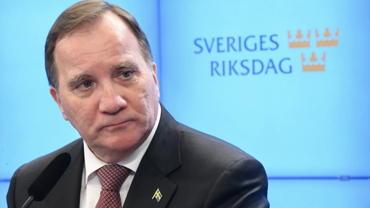 Stefan Löfven uppmanar folket att stanna hemma.