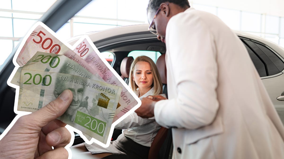 En kvinna som sitter i en bil med öppen dörr och pratar med en man som står upp. En utklippt hand som håller i kontanter till vänster.