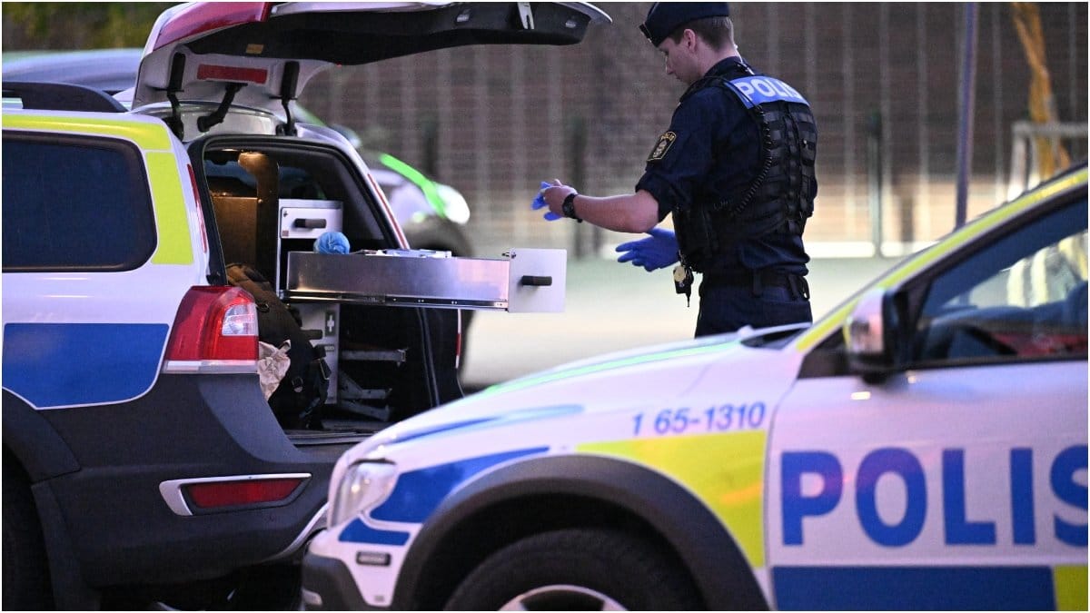 Polis och ambulans på plats vid entrén till Folkets park i Malmö efter att flera personer på måndagskvällen skadats samband med ett bråk.