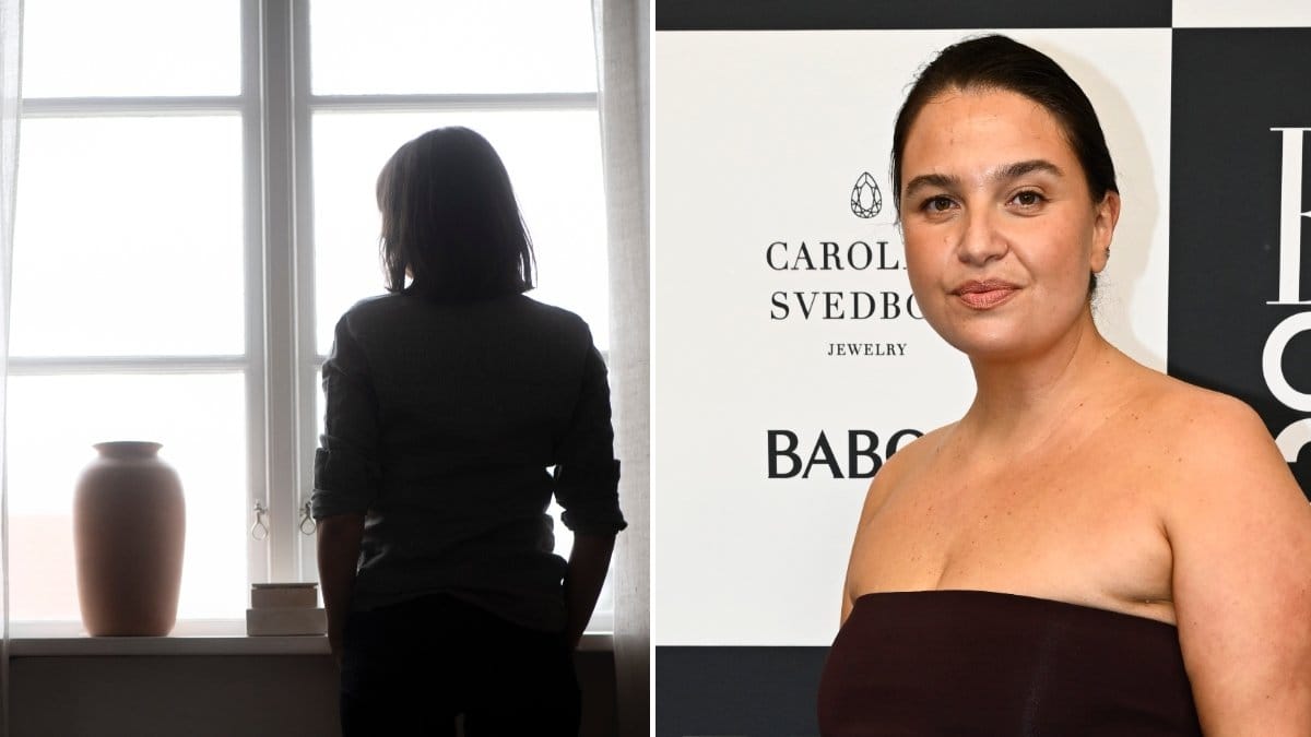 Till vänster syns en siluett av en kvinna som står vid fönstret med ryggen mot. Till vänster står Nadia Kandil i en mörk axellös svart klänning.