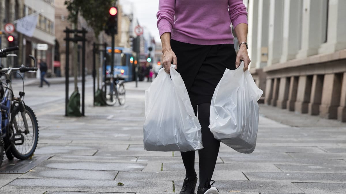 Skatten på plastpåsar tas bort. 