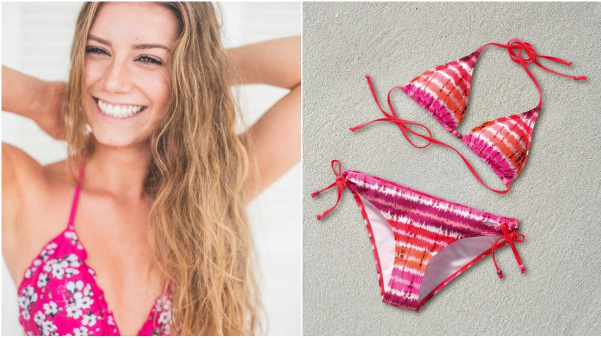 Tjej i färgglad bikini, bikini på strand.