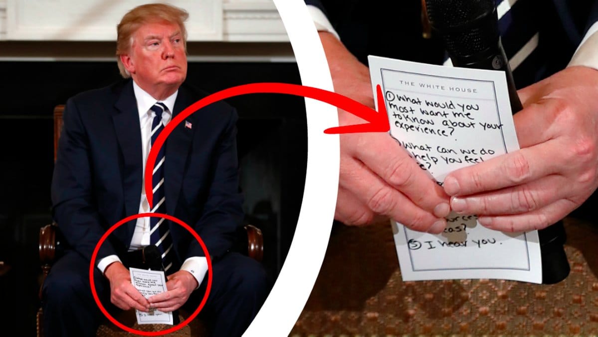Donald Trump håller en lapp – till höger lappen inzoomad