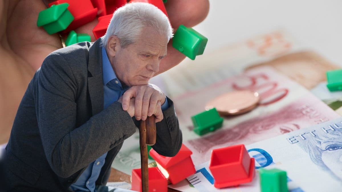 Pengar och en äldre man med en käpp.