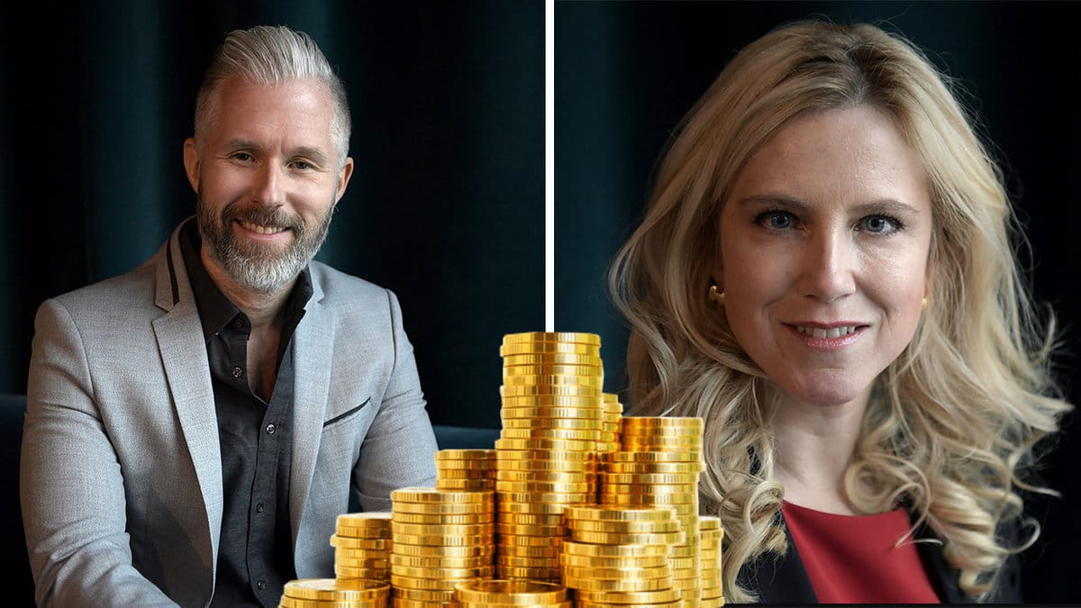 en man i grått hår och grå kostym, en blond kvinna i röd topp, myntstaplar