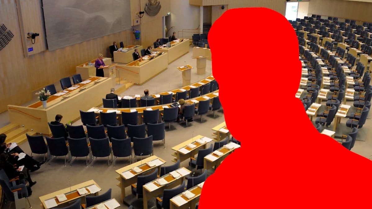 M-ledamoten anklagas för olämpliga sexuella kontakter med en 15-årig flicka.