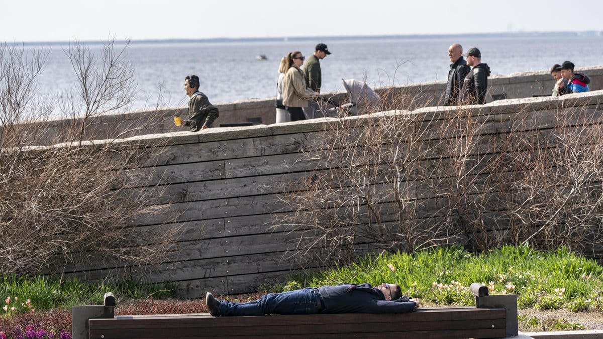 Solen sken på Sundspromenaden i Västra Hamnen i Malmö i helgen. 