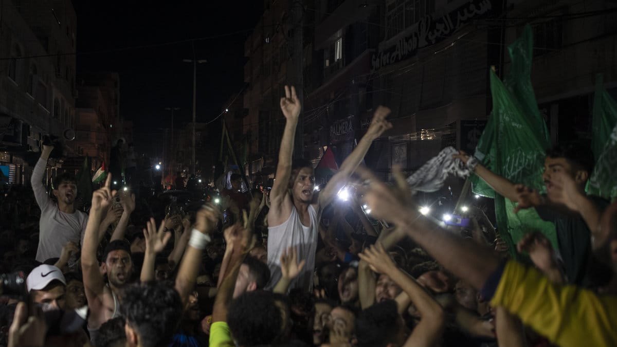 Palestinier firar vapenvilan i Gaza.