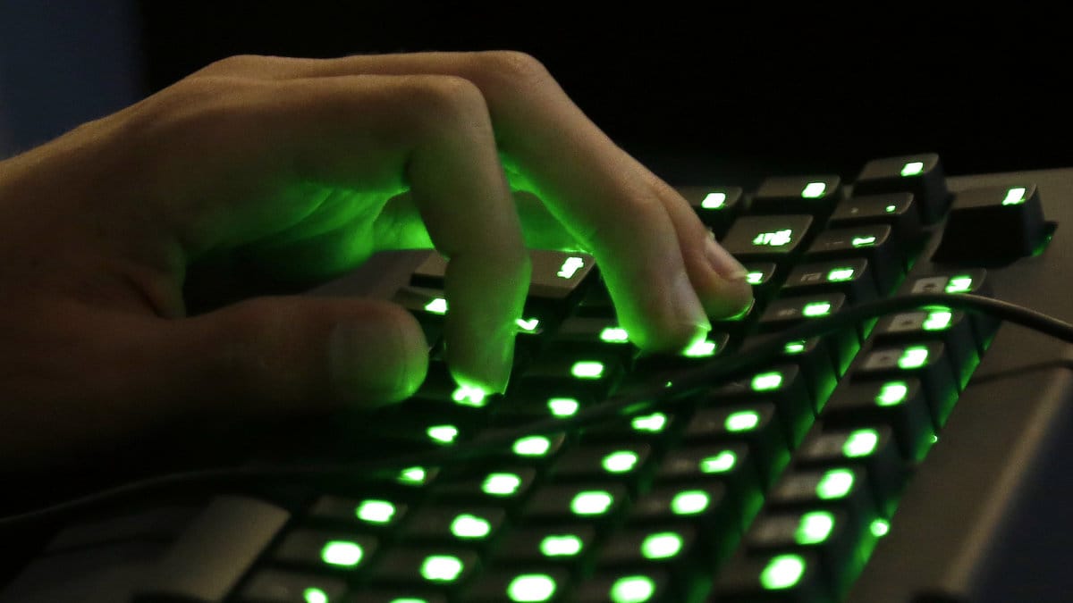 En person som spelar på ett så kallat gaming-tangentbord.