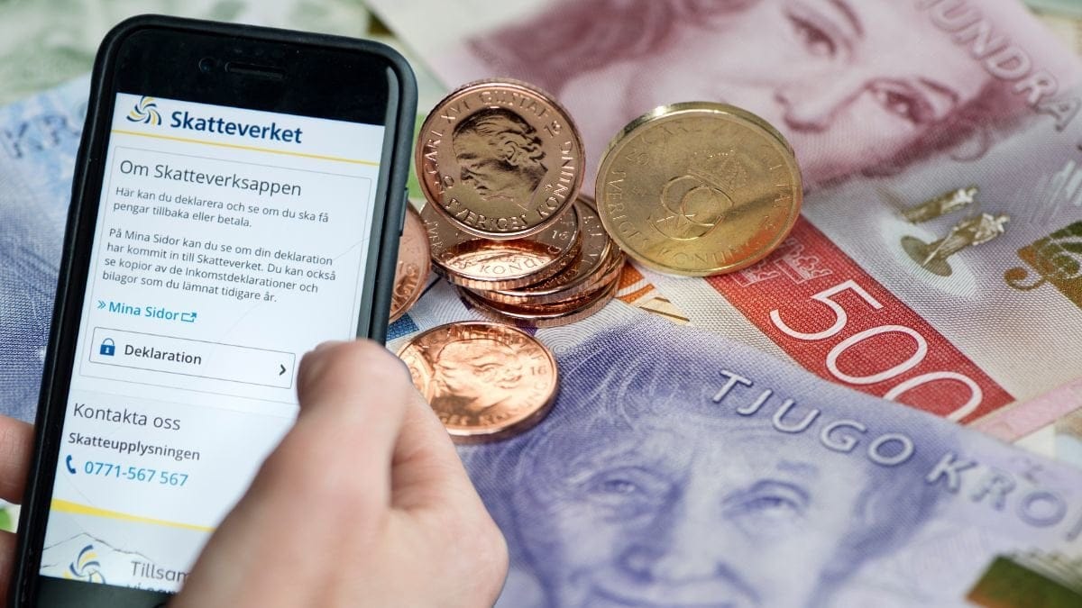 Deklaration i Skatteverkets app samt pengar i olika valörer som syns i bakgrunden.