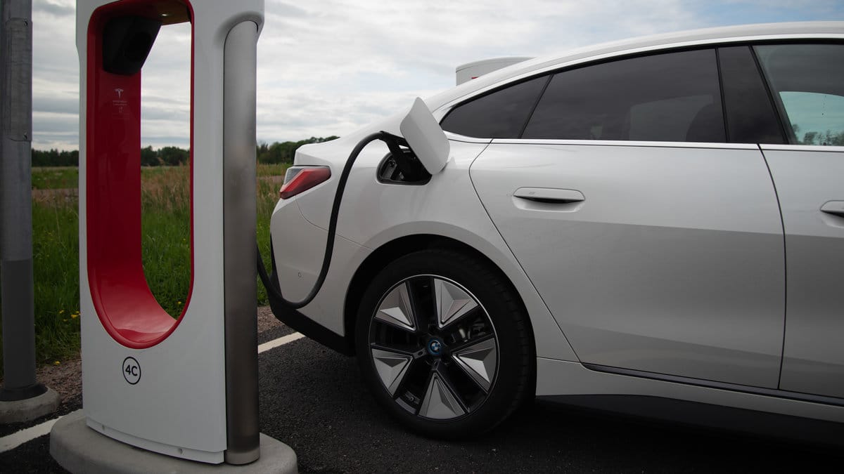 BMW vid Tesla-laddare
