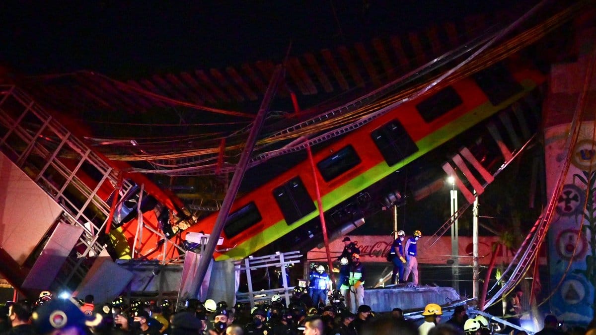 En svår tågolycka har inträffat i Mexico City efter en brokollaps. 