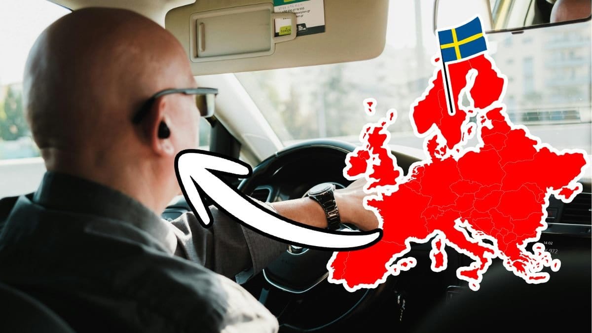 Man som kör bil med hörlurar och Europa-karta