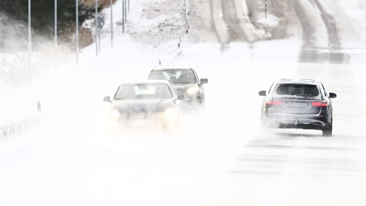 SMHI varnar för kraftiga snöbyar i delar av Skåne, Halland och Kronobergs län. Genrebild