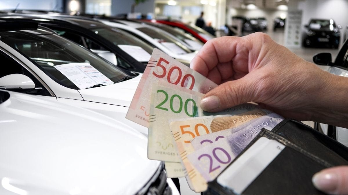 Bilhall och pengar i en plånbok.