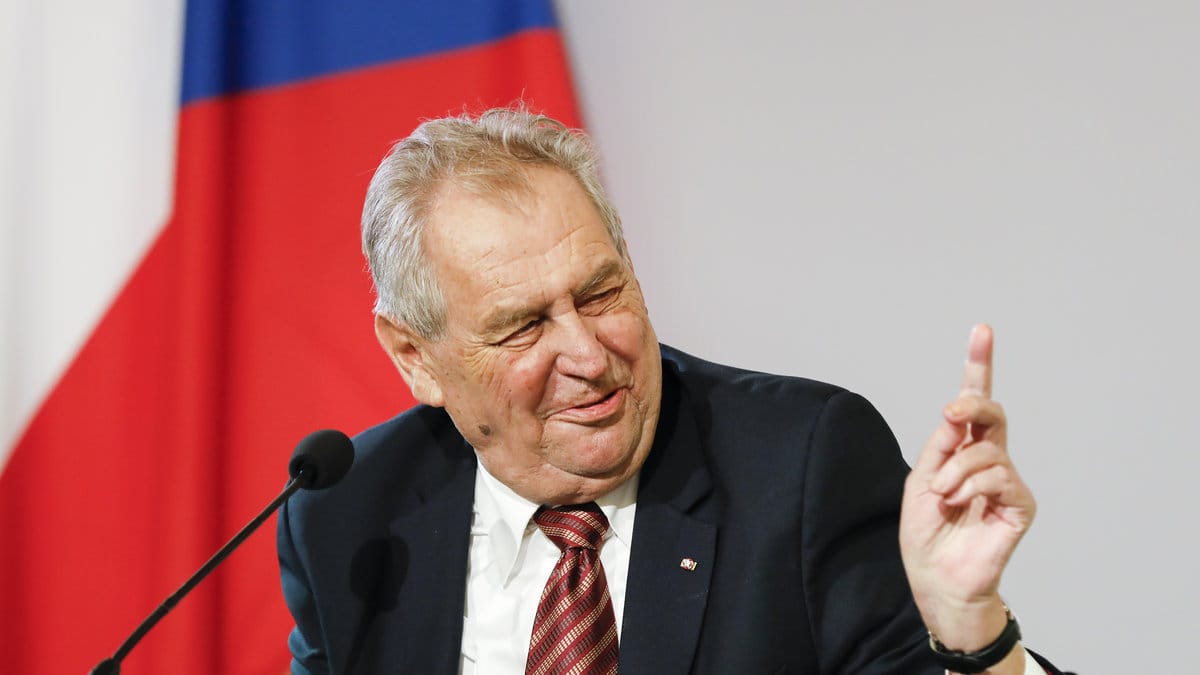 President Milos Zeman visar sitt stöd för Viktor Orbán och kallar transpersoner motbjudande.