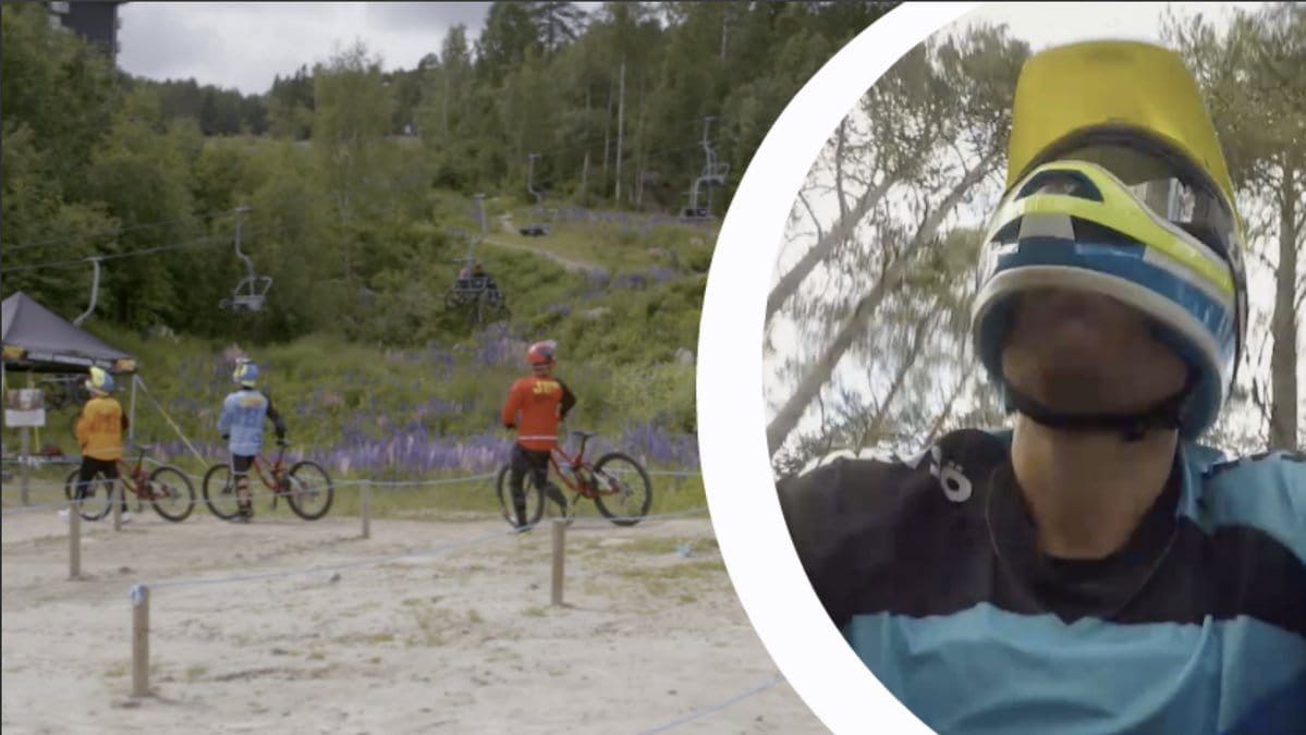Personer med cyklar, människa bärandes cykelhjälm.