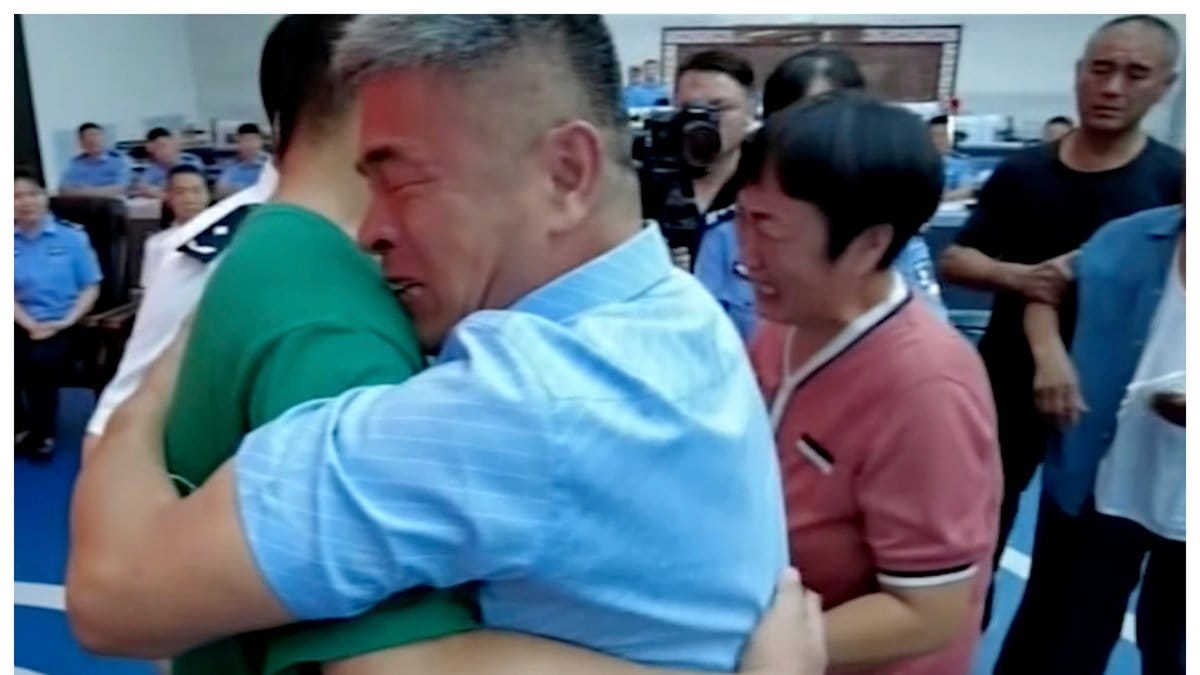 Familjen kunde återförenas 24 år efter att sonen kidnappades i närheten av sitt hem.