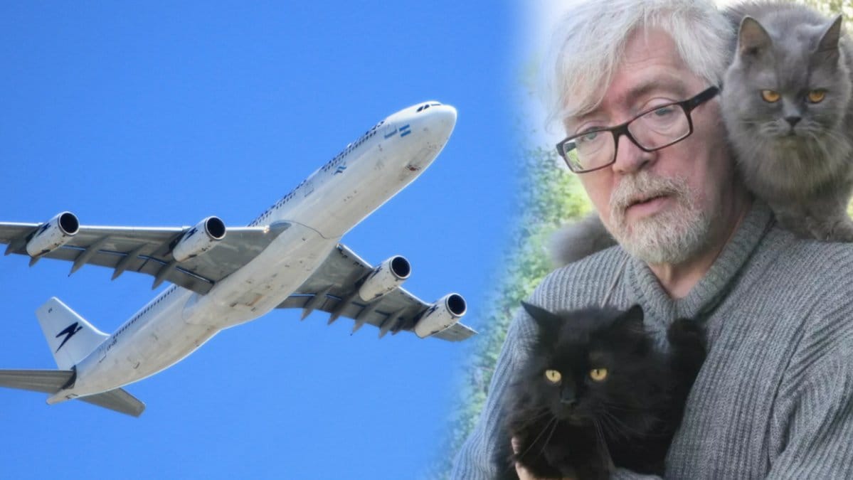 En man luktade så illa att ett flygplan tvingades landa. Nu har han dött
