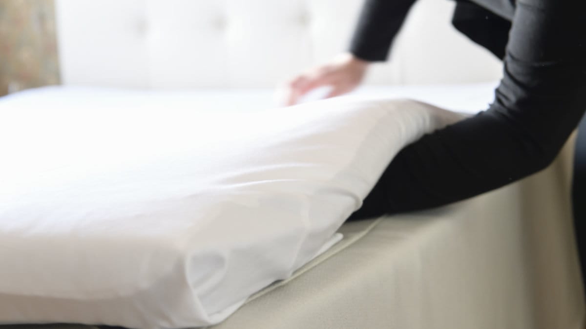 Man-hittad-dod-i-hotellmadrass