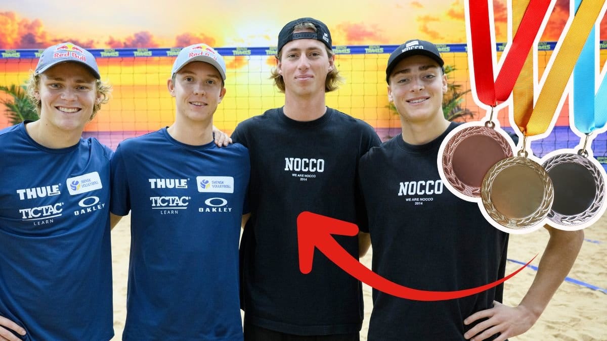 David Åhman, Jonathan Hellvig, Jacob Hölting Nilsson och Elmer Andersson står tillsammans. I hörnet är utklippta medlajer och en röd pil som pekar från medaljerna till spelarna.