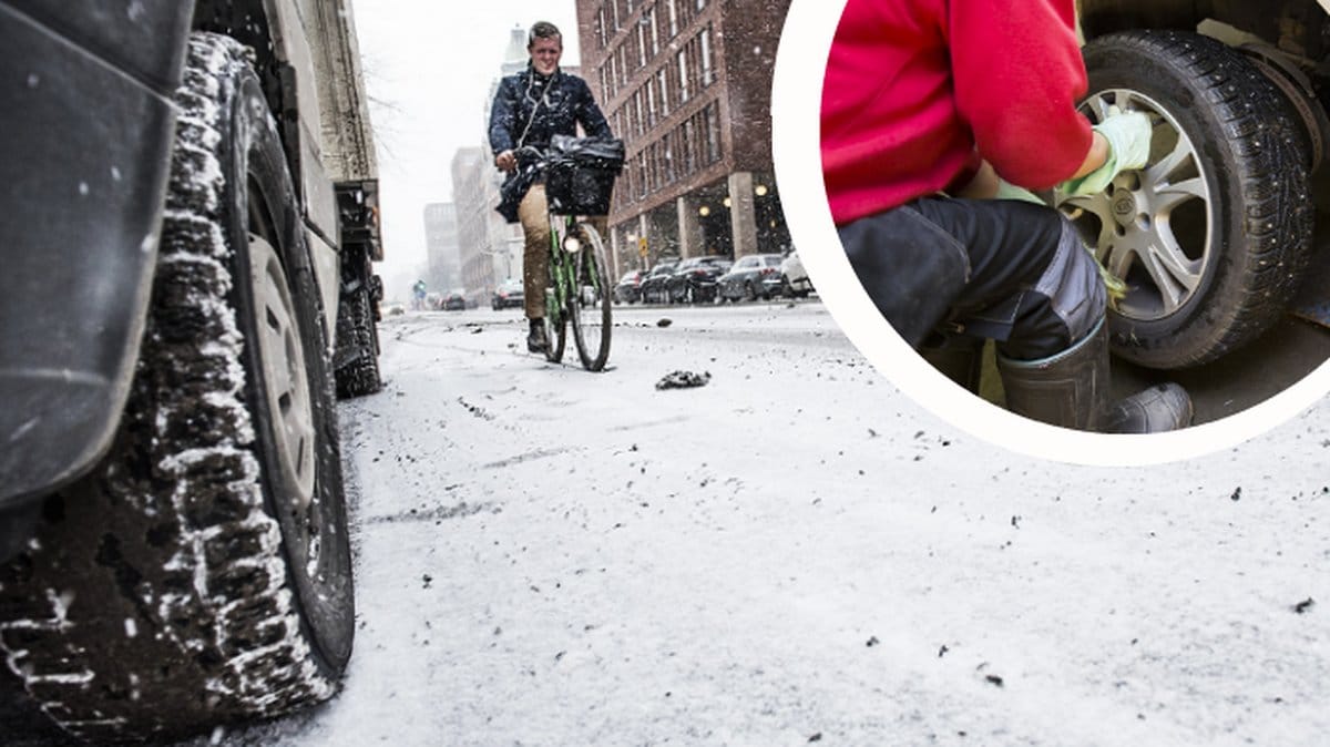 En kille som cyklar på väg med snö på. En person i röd tröja som byter däck.