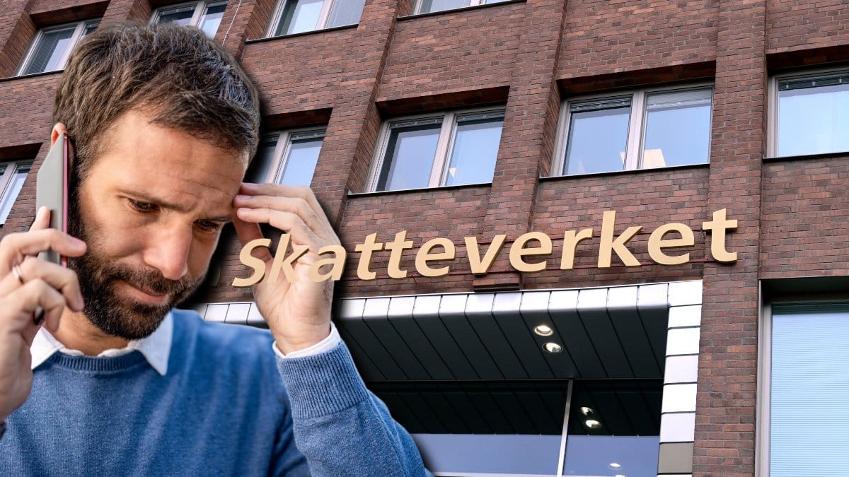 En man frustrerad i telefon vänster. Skatteverkets ingång i bakgrunden med en Skatteverket-skylt.