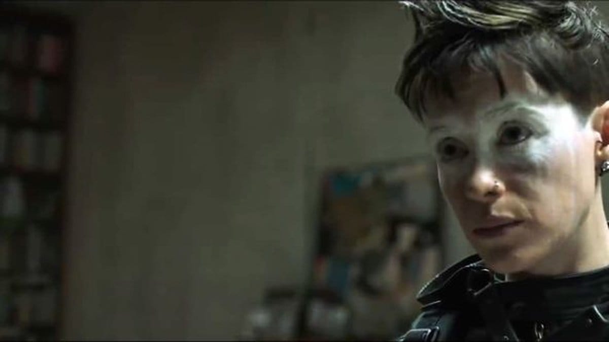 Claire Foy som Lisbeth Salander med vit färg runt ögonen. 
