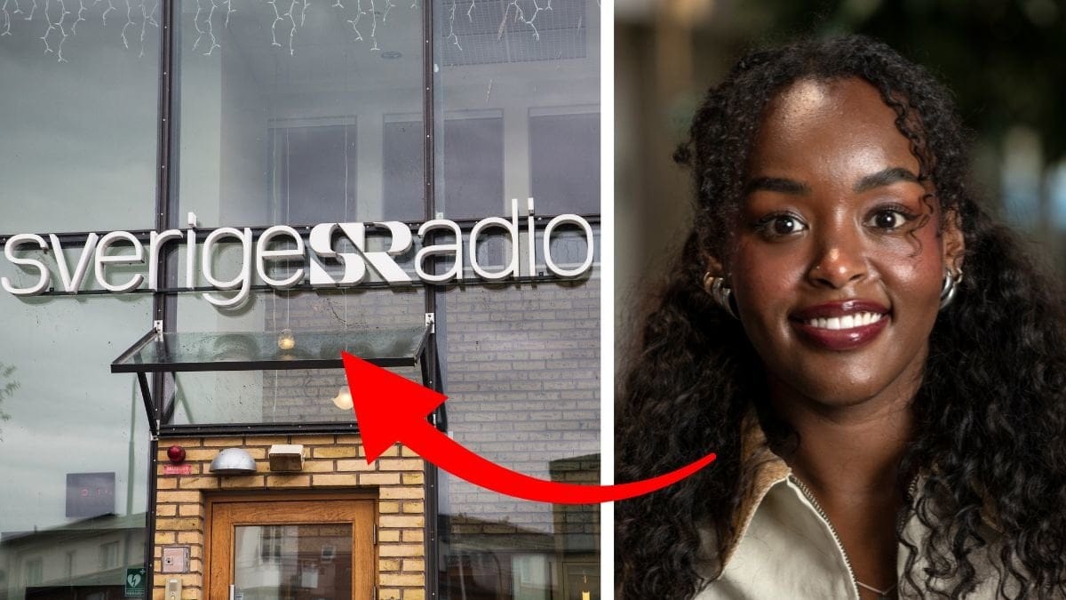 Assia Dahir till höger. Skylt på Sveriges Radio till vänster. En röd pil pekar från Assia Dahir till skylten. 