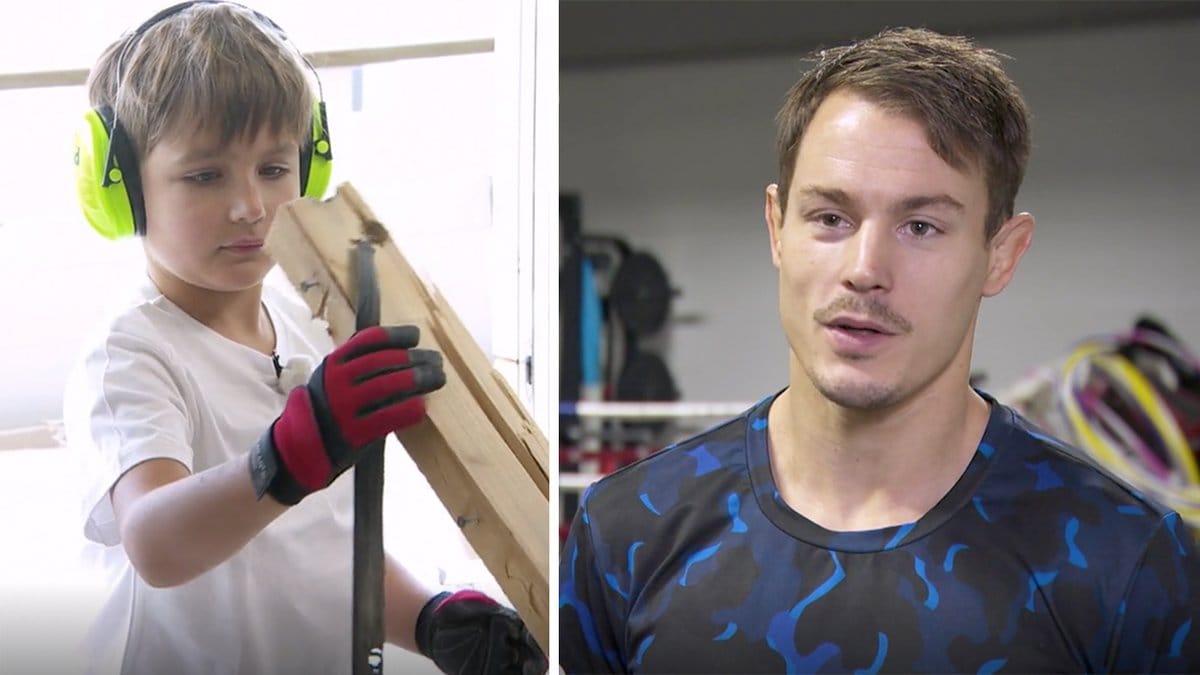 en pojke i vit t-shirt håller i en träplanka, Simon Sköld