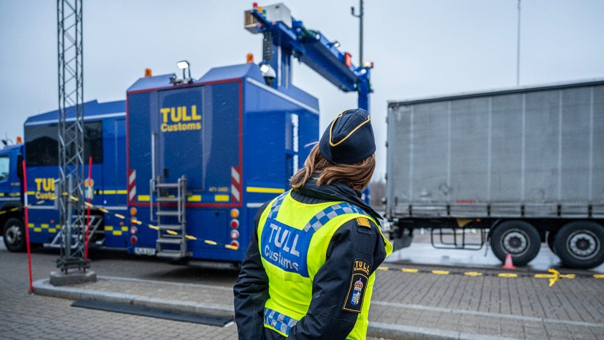 En polis står framför en lastbil som röntgas av  Tullverket på Lernacken vid Öresundsbron.